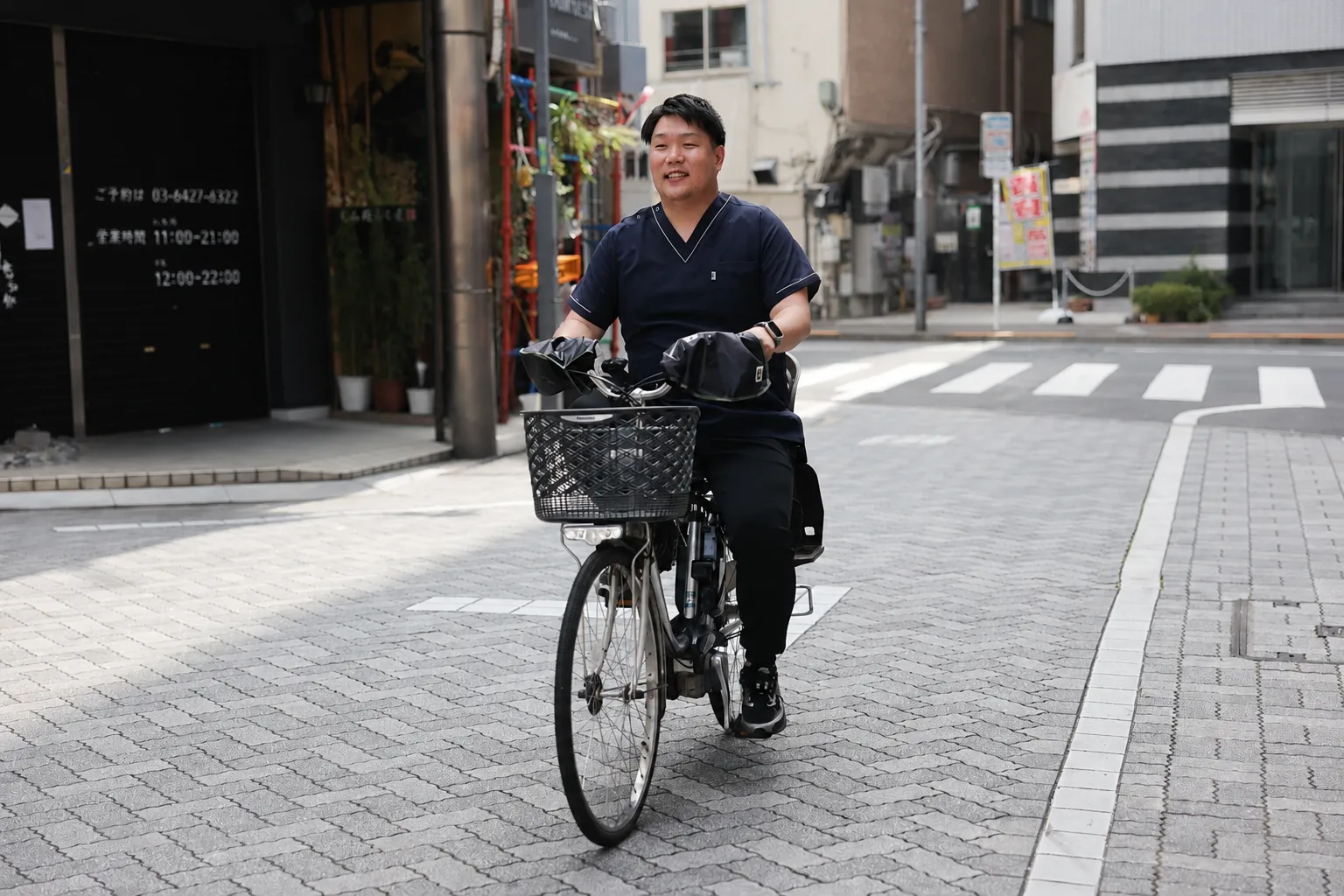 自転車で訪問先へ向かう院長